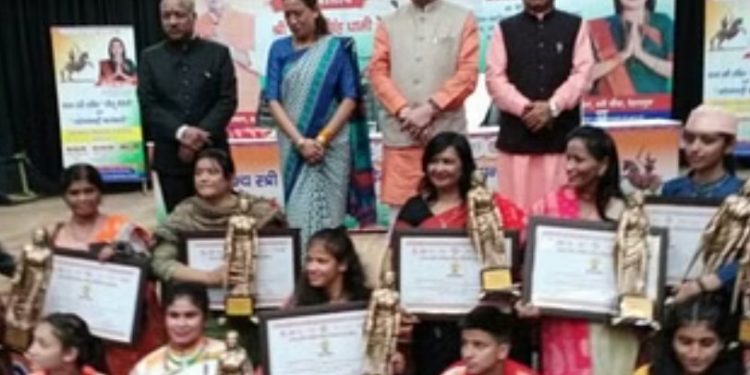 बड़ी खबर: तीलू रौतेली राज्य स्तरीय पुरस्कार से नवाज़ी गई , ये वीरांगनाएं..