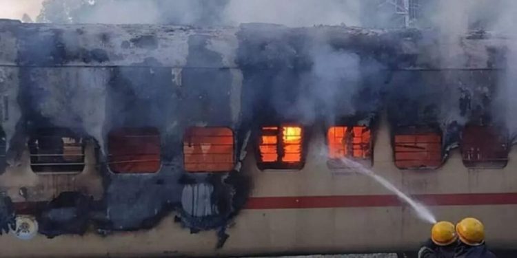हादसा: यहां ट्रेन कोच में लगी भीषण आग, 8 की मौत, 20 घायल, ऐसे लगी आग..
