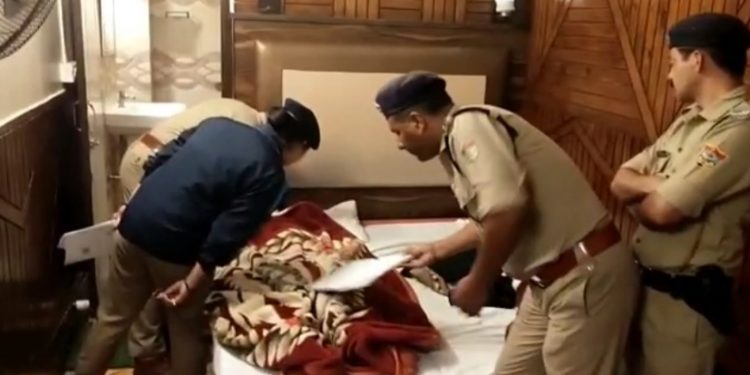 अपराध: यहां इस हालत में होटल में मिला महिला का शव। पति फरार..