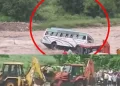 आफ़त की बारिश: यहां यात्रियों से भरी बस बरसाती नाले में बही। देखें वीडियो..