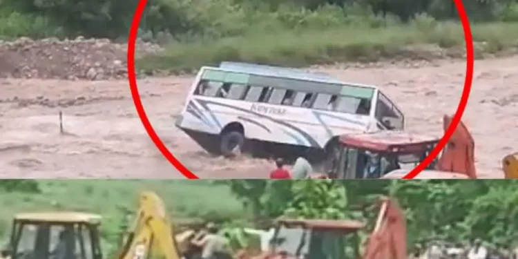 आफ़त की बारिश: यहां यात्रियों से भरी बस बरसाती नाले में बही। देखें वीडियो..