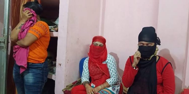 शर्मनाक: यहां मां बेटी चला रहे थे सेक्स रैकेट, बेटा-दामाद ढूढ़ते थे ग्राहक..