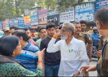उत्तराखंड में यह अतिक्रमण हटाने गए प्रशासन के कर्मचारियों के साथ स्थानीय लोगों ने की बहस पुलिस ने किया गिरफ्तार