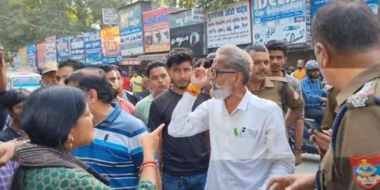 उत्तराखंड में यह अतिक्रमण हटाने गए प्रशासन के कर्मचारियों के साथ स्थानीय लोगों ने की बहस पुलिस ने किया गिरफ्तार
