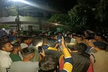 डीएवी कॉलेज प्रशासन की भेंट चढ़ी युवती, छात्रों में भारी आक्रोश, प्राचार्य के घर का किया घेराव