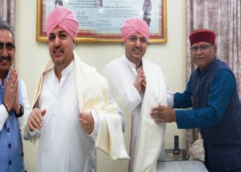 विधायक खजान दास व महापौर सुनील उनियाल गामा ने श्री दरबार साहिब में टेका मत्था