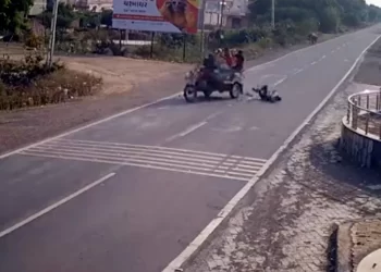 दुर्घटना : यहां चलते वाहन से गिरा ड्राइवर, कैमरे में कैद हुआ मौत का लाइव वीडियो।
