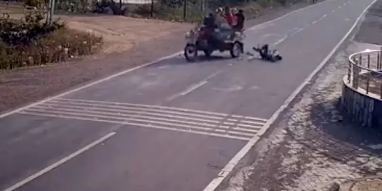 दुर्घटना : यहां चलते वाहन से गिरा ड्राइवर, कैमरे में कैद हुआ मौत का लाइव वीडियो।