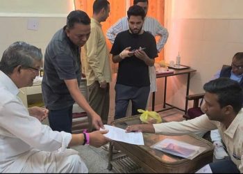 बिग ब्रेकिंग: अस्पताल में भर्ती पूर्व मुख्यमंत्री हरीश रावत को  नोटिस थमाने वहीं पहुंची सीबीआई,