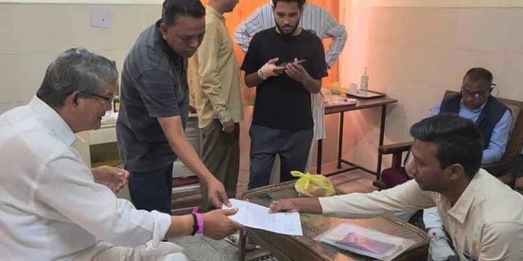 बिग ब्रेकिंग: अस्पताल में भर्ती पूर्व मुख्यमंत्री हरीश रावत को नोटिस थमाने वहीं पहुंची सीबीआई,