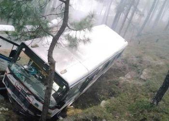 बिग ब्रेकिंग : यहां सुबह सुबह 5 बजे हो गया हादसा, रोडवेज की बस चलते चलते उतरी सड़क से नीचे