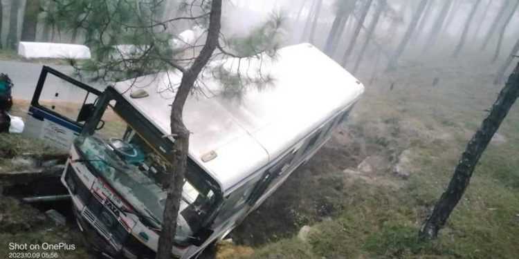 बिग ब्रेकिंग : यहां सुबह सुबह 5 बजे हो गया हादसा, रोडवेज की बस चलते चलते उतरी सड़क से नीचे