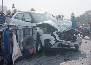 दुर्घटना: उत्तराखंड में यहां तेज रफ्तार कार और ए रिक्शा में हुई जबरदस्त भिड़ंत, इतने लोग हुए घायल।