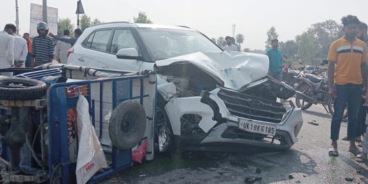 दुर्घटना: उत्तराखंड में यहां तेज रफ्तार कार और ए रिक्शा में हुई जबरदस्त भिड़ंत, इतने लोग हुए घायल।