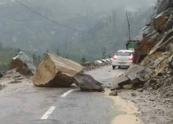 दुखद : उत्तराखंड में यहां भारी भरकम चट्टान की चपेट में आया वाहन,चालक समेत यात्री दबे चट्टान के नीचे