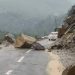 दुखद : उत्तराखंड में यहां भारी भरकम चट्टान की चपेट में आया वाहन,चालक समेत यात्री दबे चट्टान के नीचे