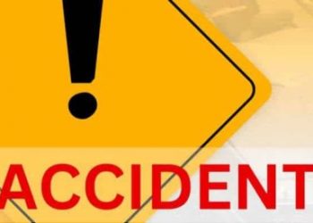 दुखद हादसा : उत्तराखंड में यहां वाहन अनियंत्रित होकर गहरी खाई में जा गिरा।