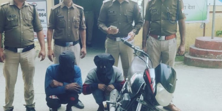 बड़ी खबर: उत्तराखंड में यहां पुलिस ने दो युवकों को पकड़ा नशीले पदार्थ के साथ ।