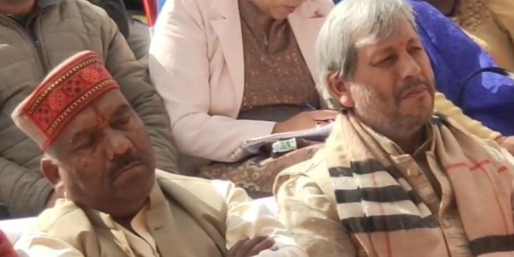 मोदी के भाषण से भाजपा विधायक हुए बोर, चलते कार्यक्रम में विधायक सोते रहे घनघोर।