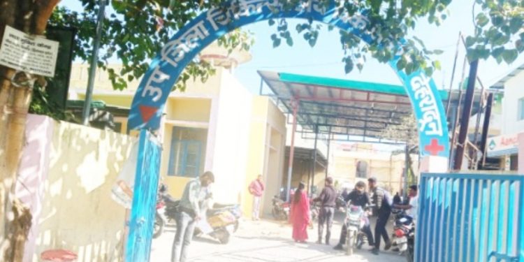 लापरवाही : उत्तराखंड में इस अस्पताल में मरीजों की जान से हो रहा खिलवाड़, मरीजों को छोड़ चिकित्सक फरमा रहे आराम।