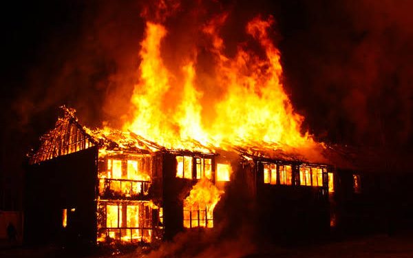 हादसा: त्योहार पर घर में जलाए थे दिए, फिर दिए ने जला दिया घर।