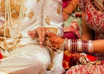 गजब : सुहाग की सेज पर दुल्हन ने बरसाए फुल तो बिदका दूल्हा। नाराज दुल्हन ने की पिटाई।