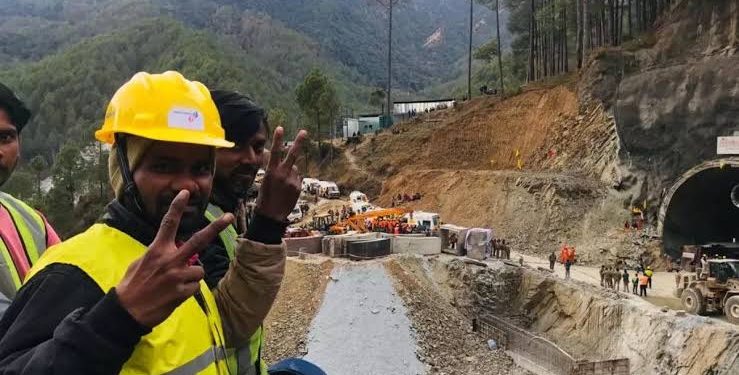 बिग ब्रेकिंग : सिलक्यारा सुरंग से 15 मजदूर सुरक्षित निकले बाहर, एनडीआरएफ और एसडीआरएफ के जवानों द्वारा रेस्क्यू ऑपरेशन जारी।