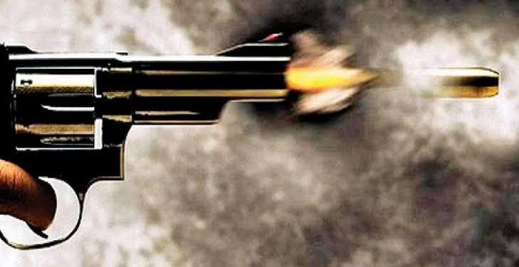 बड़ी खबर: यहां युवक ने युवती के मुंह में पिस्टल डालकर तीन बार चलाई गोली, लेकिन एक बार भी नही चली, लोगों ने मौका देख पीट दिया।