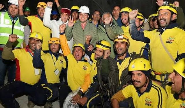 उत्तरकाशी सिलक्यारा सुरंग से सकुशल निकले मजदूरों को धामी ने एक एक लाख के चैक।