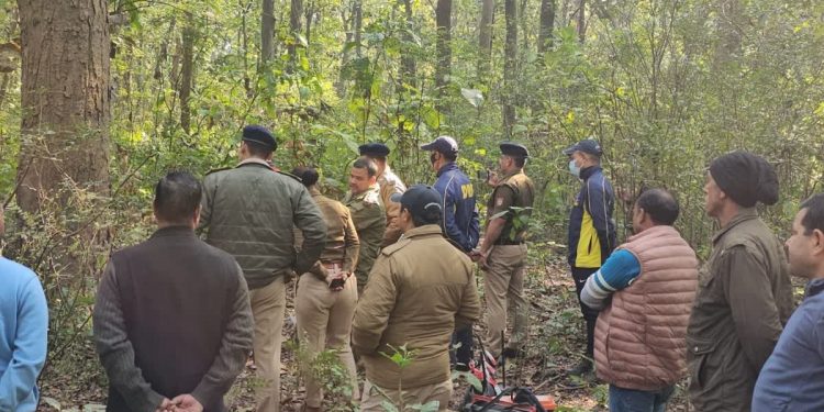 संदिग्ध परिस्थितियों में जंगल में मिला लापता युवती का अधजला शव।