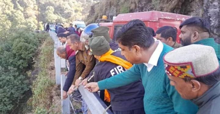 गाय को रोटी खिलाना बना व्यक्ति की मौत का कारण, देखें खबर