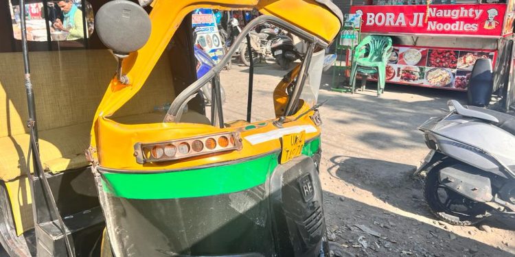 हादसा : नशे में कार सवार ने चढ़ा दी स्कूटी और ऑटो पर कार, दो लोग घायल।