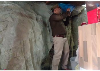 गजब: यहां सिलक्यारा सुरंग जैसा हादसा होते होते रह गया, दुकानदार ने पहाड़ काट कर बना दी सुरंग, प्रशासन को भनक तक नहीं