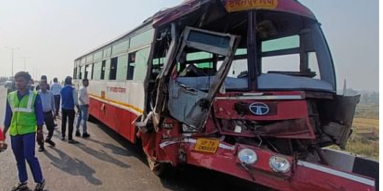 दुखद हादसा यहां बस और ट्रक की आपस में हुई जबरदस्त भिड़ंत, बस चालक की मौके पर ही मौत चार लोग घायल।