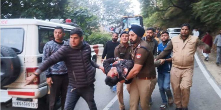 हादसा : नैनीताल में दुखद हादसा, टेंपो ट्रैवलर दुर्घटनाग्रस्त, दो युवतियों की मौत 19 लोग घायल।