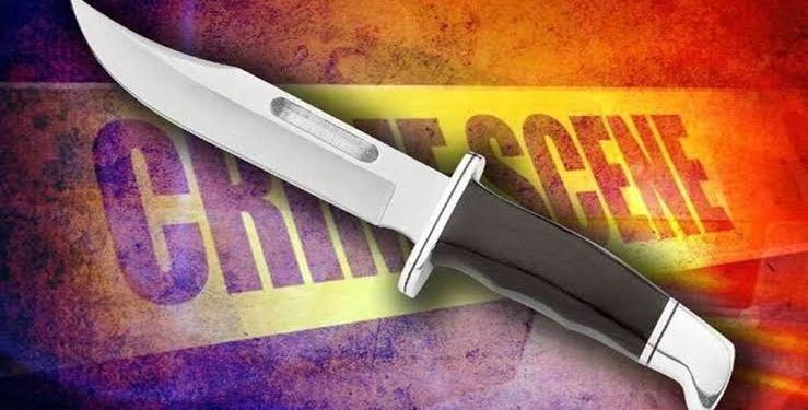 दुखद: यहां कुछ युवकों  ने शिक्षा कर्मचारी के सीने में घोंपा चाकू, हालत गंभीर अस्पताल में भर्ती।