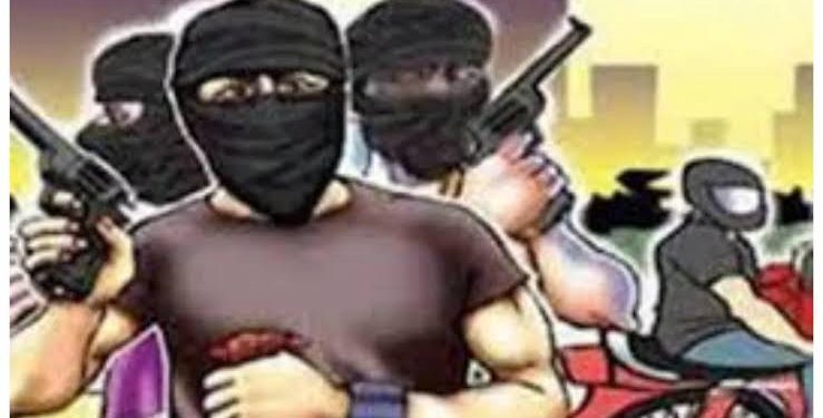 बड़ी खबर : यहां हथियारबंद बदमाशों ने मचाया तांडव, युवक पर चलाई गोलियां, गांव वाले आए बचाव में