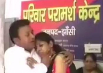 रूठी हुई पत्नी को थाने में पति ने सुनाया रोमांटिक गाना, पत्नी पिघल कर लगी गले।