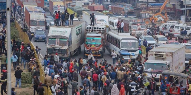 बड़ी खबर : चालकों की हड़ताल खत्म, फिलहाल नही होगा हिट एंड रन कानून लागू ।