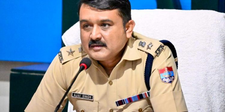 BREAKING NEWS : रिलायंस शोरूम डकैती के मुख्य सरगना डीएसपी को महाराष्ट्र पुलिस ढूंढती रह गई और दून पुलिस बाजी मार उसे हरियाणा से गिरफ्तार कर देहरादून ले आई। डीएसपी ने महाराष्ट्र के रिलायंस शोरूम में भी की थी डकैती।