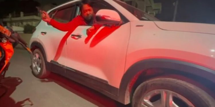 Big breaking : राजधानी देहरादून में गुंडई, कार चलाते वक्त पिस्टल निकालकर लोगों को जान से मारने की दे रहा धमकी।