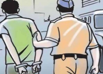 BIG BREAKING : पिता की हत्या की, पत्नी को घायल किया, पुलिस पर चलाई गोली अब हिरासत में ।