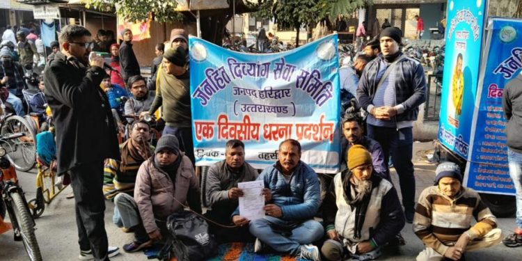 हरिद्वार : दिव्यांगो ने सरकार के खिलाफ किया प्रदर्शन, सड़क जाम कर रोष जताया।