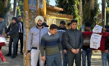 बड़ी खबर: भारतीय राष्ट्रीय छात्र संगठन ने फूंका अखिल भारतीय विद्यार्थी परिषद का पुतला..