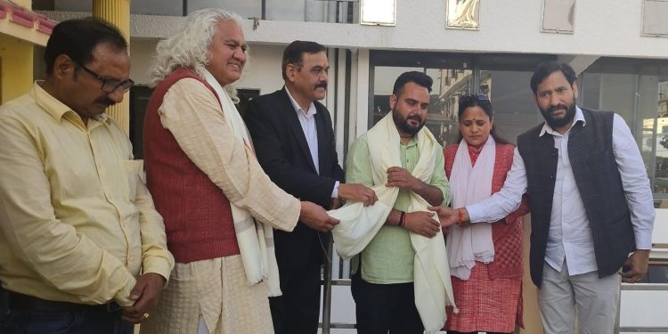 बड़ी खबर: उत्तराखंड में क्षेत्रीय दलों ने अलग गठबंधन बनाया। टिहरी लोकसभा सीट पर बाॅबी पंवार को दिया समर्थन