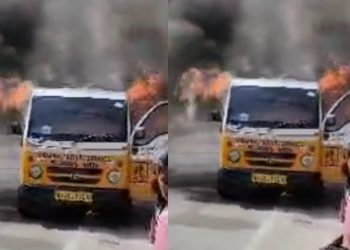 वीडियो: यहां धू धू कर जल गई स्कूल की वैन, बड़ी दुर्घटना होते होते बची..