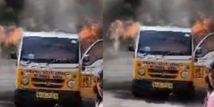 वीडियो: यहां धू धू कर जल गई स्कूल की वैन, बड़ी दुर्घटना होते होते बची..
