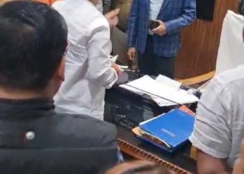 ब्रेकिंग: नगर निगम में बवाल, विधायक पर कमिश्नर से अभद्रता का आरोप..