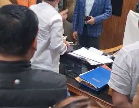 ब्रेकिंग: नगर निगम में बवाल, विधायक पर कमिश्नर से अभद्रता का आरोप..