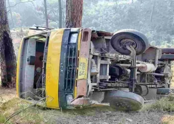 हादसा: यहां अनियंत्रित होकर गहरी खाई में गिरी स्कूल बस, दो बच्चे घायल..